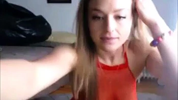 Блондинка дрочит с черной игрушкой