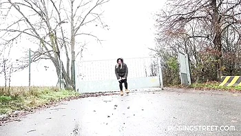 Naomi Bennet pisse en public, fétichisme