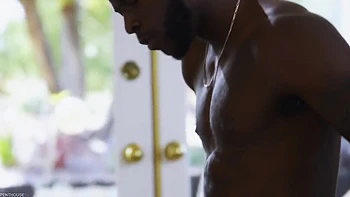 Mackenzie Mace treinando com um grande negro