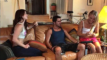 Chicas lesbianas follan a cuatro patas