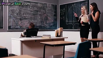 Lesbianas calientes comparten polla en trío