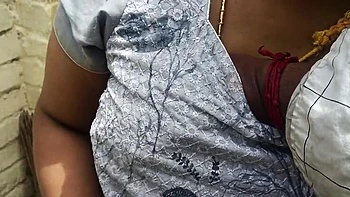 Épouse indienne Desi trompe avec le voisin - doigté hardcore et gémissements