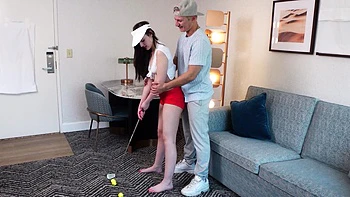 Pequeña morena Julia James follada duro por tipo cachondo