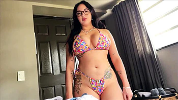 Belle-mère à gros seins baise frère au lit en vacances Miami POV