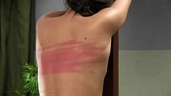 Brune ado nue fouettée en prison par machine