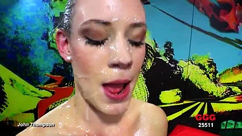 Loira de 19 engole a porra em gangbang bukkake pesado