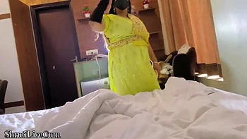 Chico Punjabi folla la apretada pussy de la criada Sakuntla