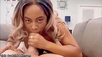 Betrogene Freundin wird mit riesigen Titten in den Arsch gefickt