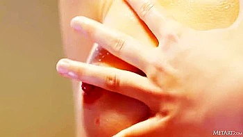 Oxana Chic, morena curvilínea com buceta provocante em renda