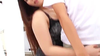 Casal asiático goza dentro no carro