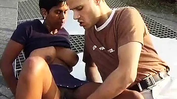 Freakytime22 avec Betty Black : Grosse chatte, pipe, et levrette