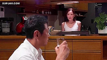 Mariko Furuto hat schmutzige Creampie-Affäre mit jungem Mann