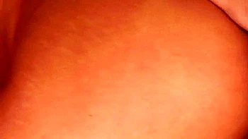 Orgie lesbienne : brunes se baisent avec d'énormes godemichés