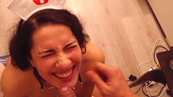 Enfermera caliente traga profundo y chupa culo grande