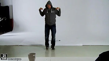 Lyen Park fickt hart anal und bläst draußen