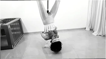 Перевернутый фрик-машина зажимает её кончу - БДСМ POV