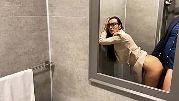 Секс по делу всегда помогает - брюнетка милфа с глубоким горлом и кончей