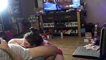 Gamer girl suce profondément pour les fêtes