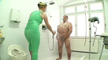 Mujer dominante humilla a sumiso con pija pequeña