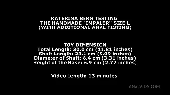 Milf recibe fisting y gaping con enorme consolador casero