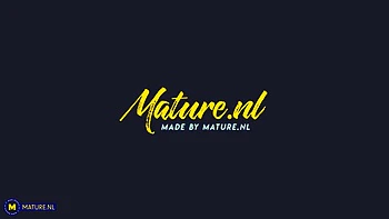 Belle-mère ronde au sexe poilu léché par sa belle-fille