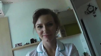 Belle-mère infirmière coquine baise le garçon en POV ganté