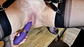 Блондинка MILF Ванилианна пускает струю на фрукты и трахается с едой