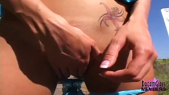 Amanda exhibe sa chatte en plein air - nudité publique