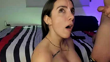 Stripteaseuse latina amateur suce et branle en couple