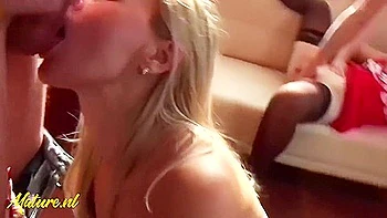 Возбужденные кугуары зовут двоих малолеток на анальный кремпай