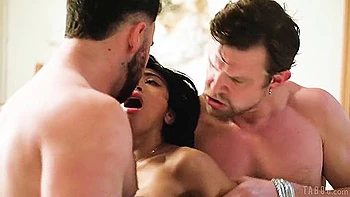 Esposa morena fodida anal com dupla penetração e pau grande