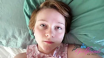 Огненная рыжая Люси ебётся наездницей с парнем от первого лица