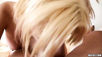 Poupée silicone Paris baisée en missionnaire avec gros seins