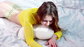 Russische Jungfrau fickt ihr Jungfernhäutchen zum Orgasmus