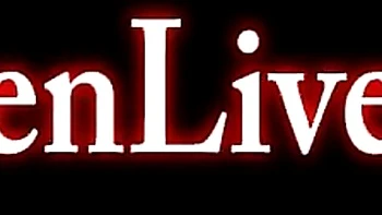 Сосет и играет с игрушками пышная Мэгги