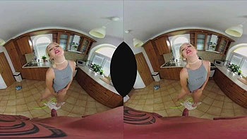 Блондинка сосет и ебет на кухне по-разному