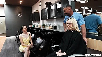 Jeune slim RK Prime suce et joue avec la bite