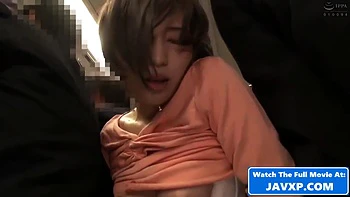 Adolescente asiatique baisée fort dans le train public