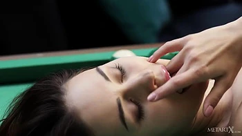 Маленькая грудь брюнетка раздевается и танцует