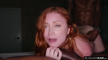 Rousse Scarlet Skies encaisse double creampie BBC en trio BDSM