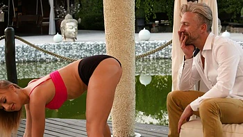 Pareja folla a Kira Thorn en cowgirl invertida con lamida de culo y felación