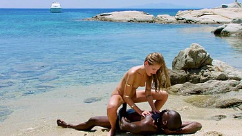 Блондинка Джосс и брюнетка Тиффани катаются на большом черном члене на пляже