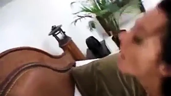 Babe métisse suce et chevauche grosse bite