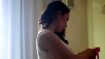 Femme mariée asiatique rampant sous d'énormes seins