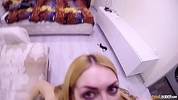 Russische Schlampe Isabella Clark anal gefickt, Sperma im Mund