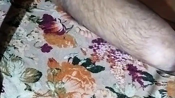 Folla en el aula con amateur india por teléfono