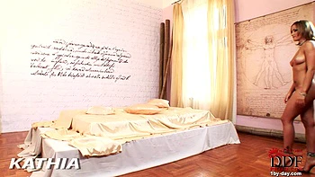 Rubia checa tatuada, deliciosa de pies a cabeza