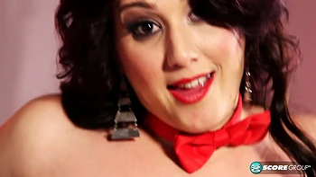 Пышка Энджел Делука демонстрирует большую грудь и жопу одна