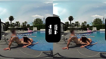 Brune en cowgirl suce une bite au bord de la piscine