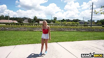 Блондинка глубоко сосет и кончает на лицо